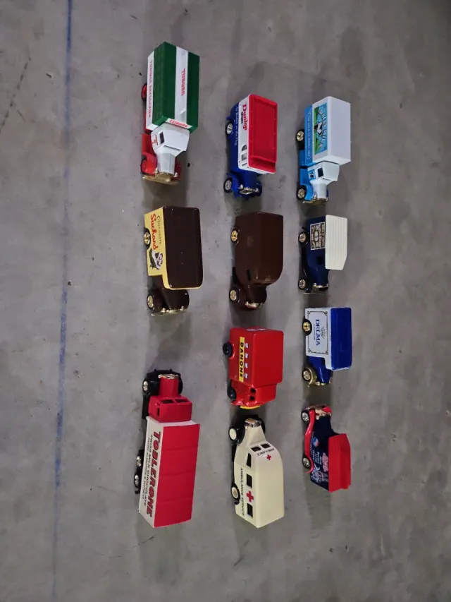 Lote 107 miniaturas coches escala