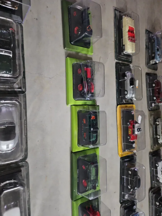 Lote 107 miniaturas coches escala