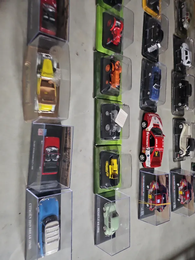 Lote 107 miniaturas coches escala