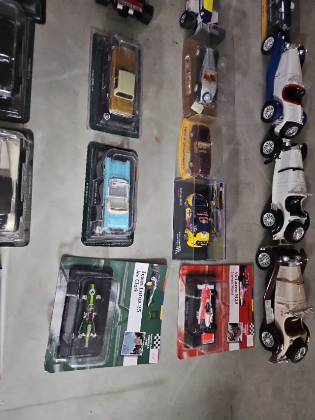 Lote 107 miniaturas coches escala