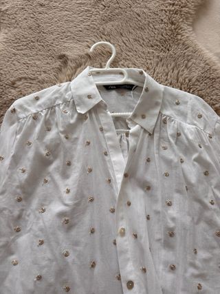 Camisa blanca con topos dorados