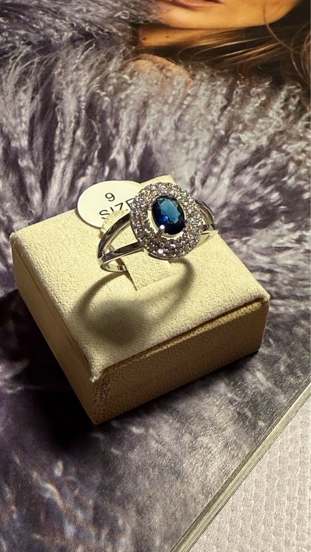 Anillo Zafiro Azul con Circonitas