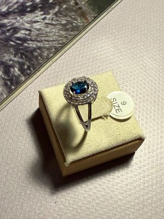 Anillo Zafiro Azul con Circonitas