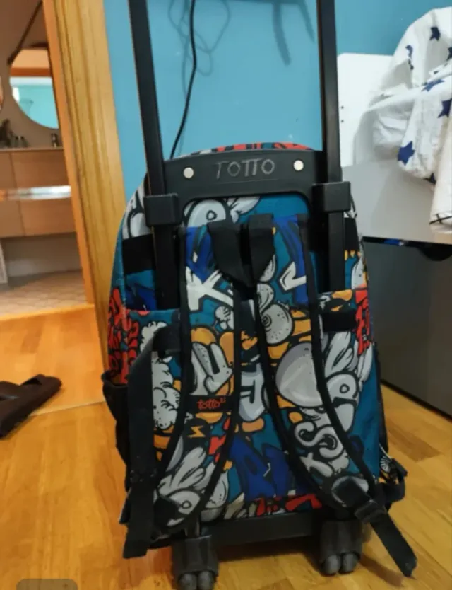 Mochila Totto con ruedas y diseño skate