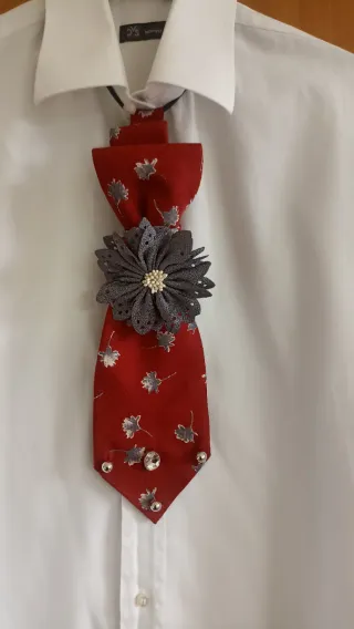 Cravatta gioiello rossa con fiore grigio