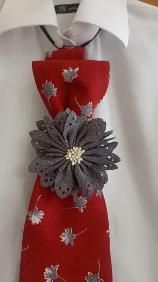 Cravatta gioiello rossa con fiore grigio