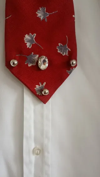 Cravatta gioiello rossa con fiore grigio