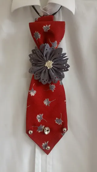Cravatta gioiello rossa con fiore grigio