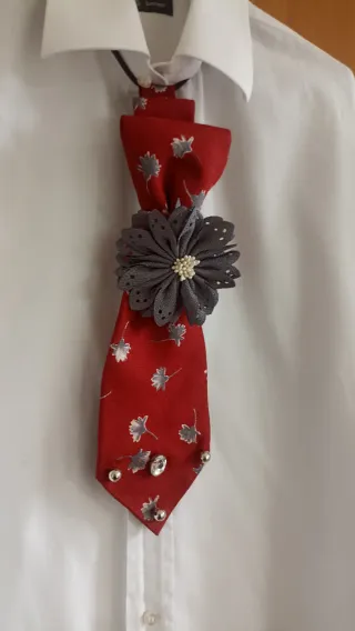 Cravatta gioiello rossa con fiore grigio