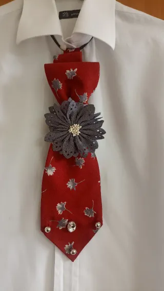 Cravatta gioiello rossa con fiore grigio