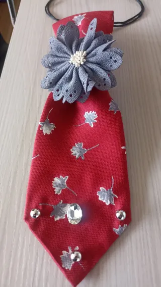 Cravatta gioiello rossa con fiore grigio