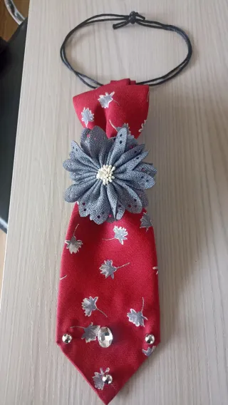 Cravatta gioiello rossa con fiore grigio