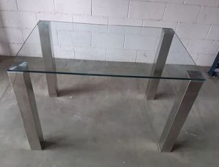 Mesa de cristal y metal plateado