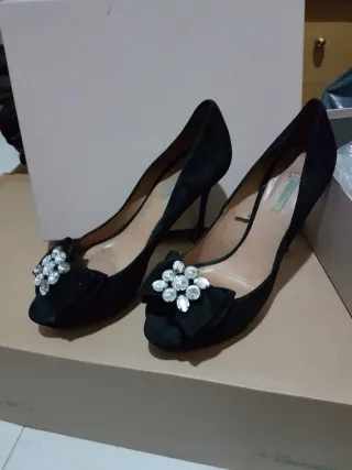Zapatos de tacón negros con pedrería