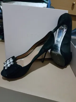 Zapatos de tacón negros con pedrería