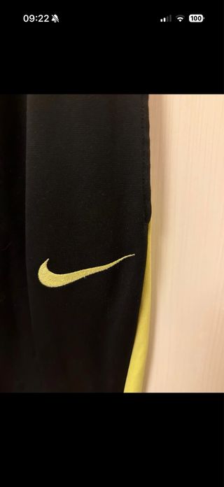 Pantaloni tuta Nike neri con banda gialla
