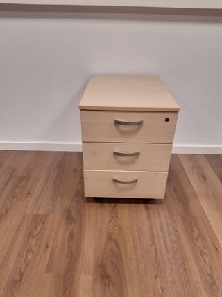 Cajonera de madera con ruedas