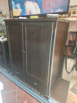 Mueble de madera oscuro Ikea