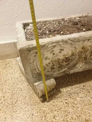 Macetero de piedra decorado