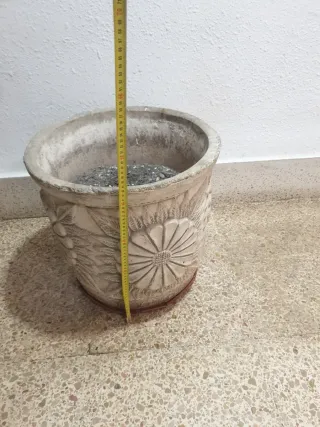 Macetero de piedra decorado