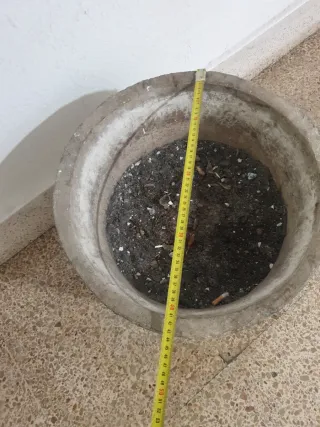 Macetero de piedra decorado