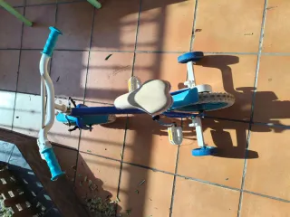 Bicicleta infantil azul y blanca