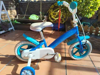 Bicicleta infantil azul y blanca