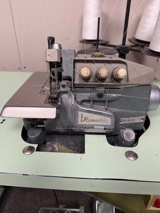 Maquina Overlock marca Rimoldi