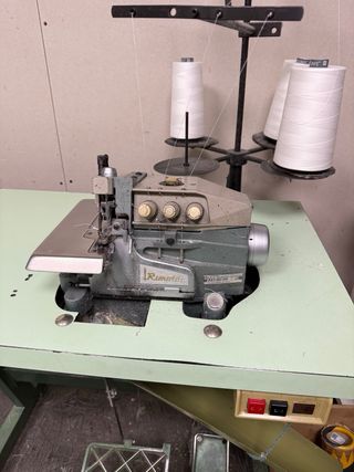Maquina Overlock marca Rimoldi
