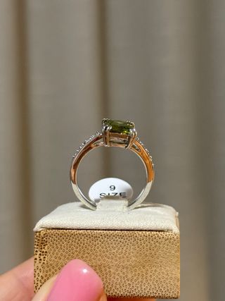 Anillo elegante plateado con piedra verde y circon