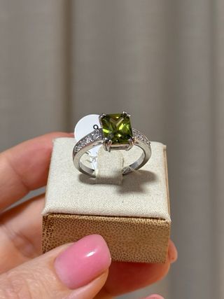 Anillo elegante plateado con piedra verde y circon