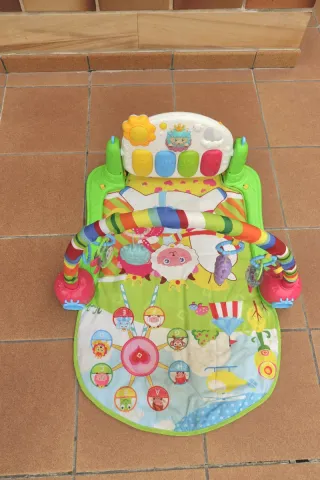 Alfombra de juego musical piano para bebés.