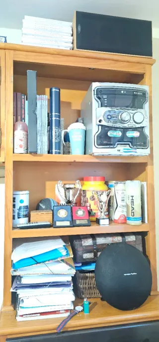 Cama nido con estanterías de gran capacidad.