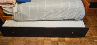 Cama nido con estanterías de gran capacidad.
