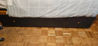 Cama nido con estanterías de gran capacidad.