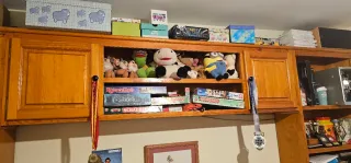 Cama nido con estanterías de gran capacidad.