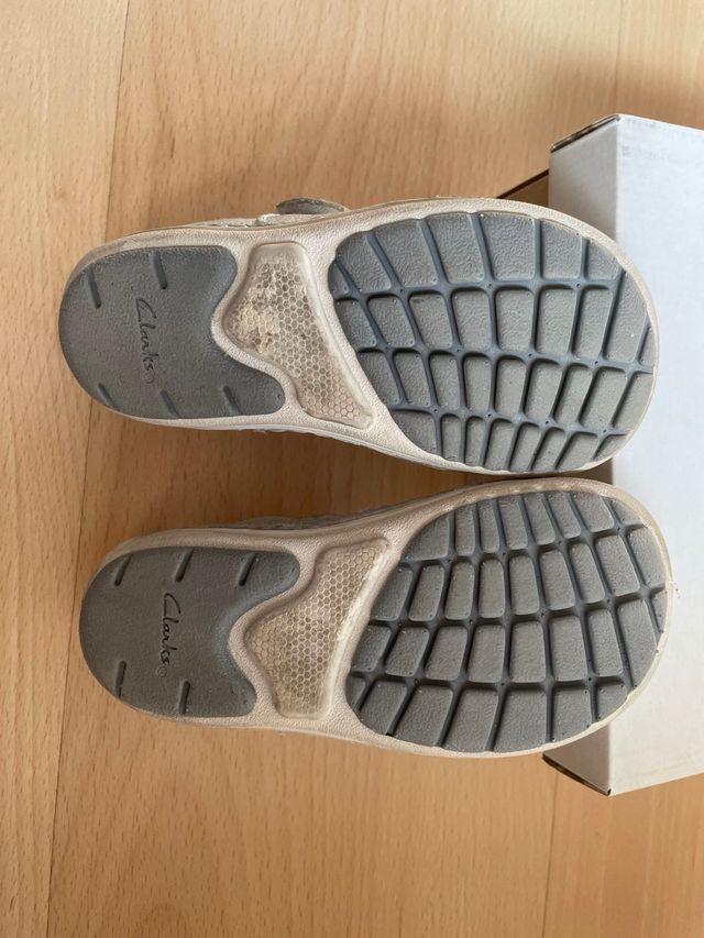 Merceditas Clarks plateadas niña