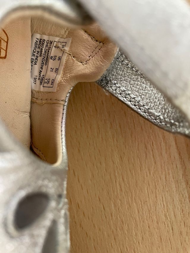 Merceditas Clarks plateadas niña