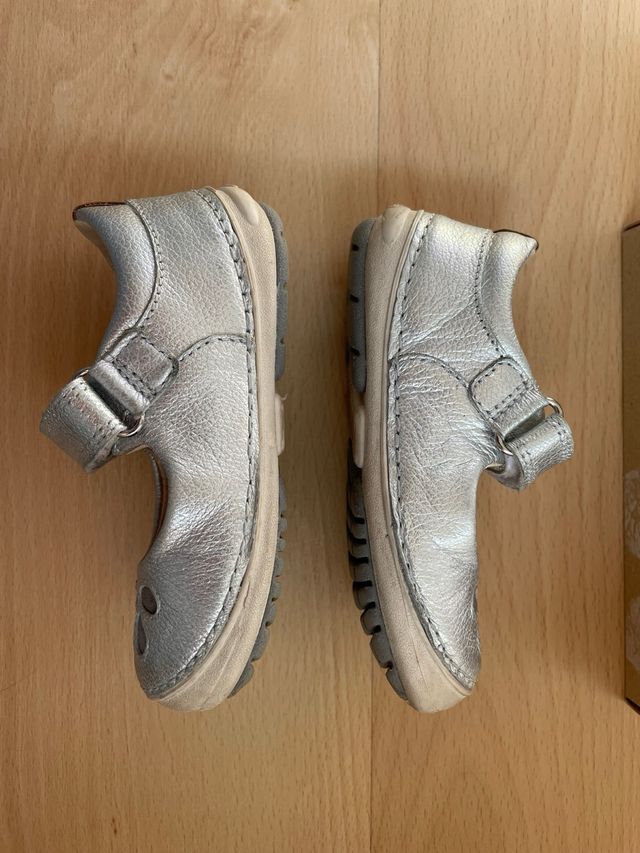 Merceditas Clarks plateadas niña