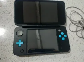Nintendo NEW 2DS XL Azul + Cargador y Funda