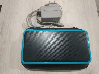 Nintendo NEW 2DS XL Azul + Cargador y Funda