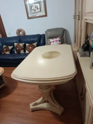 Mesa de salón beige y dorada