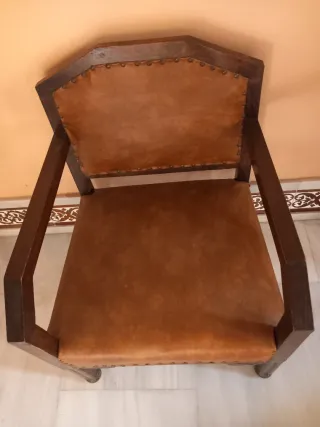 Sillón de madera y cuero marrón