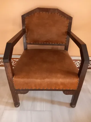 Sillón de madera y cuero marrón