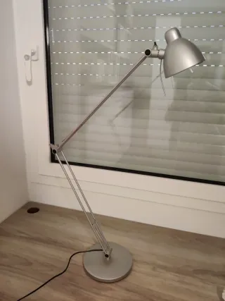 Flexo de mesa IKEA metálico