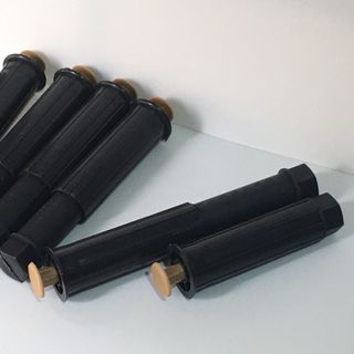 8 Patas de plástico regulables para armarios