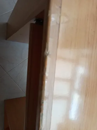 Escritorio de madera deteriorado