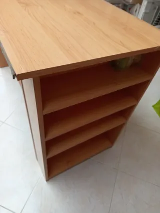 Escritorio de madera deteriorado