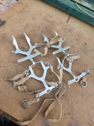 Coppia di vecchi ramponi da decorazione