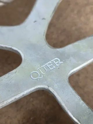 Coppia di vecchi ramponi da decorazione